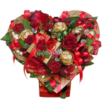 Букет из конфет "Красочное сердце с цветами"