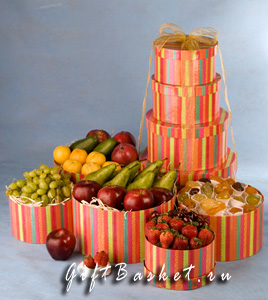 подарочная сладкая башня с фруктами и печеньем