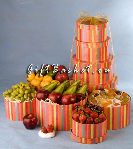 подарочная сладкая башня с фруктами и печеньем