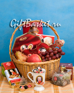 виноград, яблоки и груши в чайном подарочном наборе