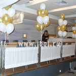 Оформление зала для свадьбы при помощи нескольких фонтанов шаров.