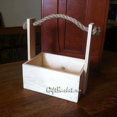 деревянный ящик с веревочной кучкой